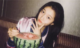 吃瓜楼梯哭女孩网红,揭秘网红背后的感人故事